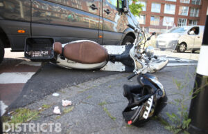 Scooter zwaar beschadigd na botsing met werkbus De La Reyweg Den Haag