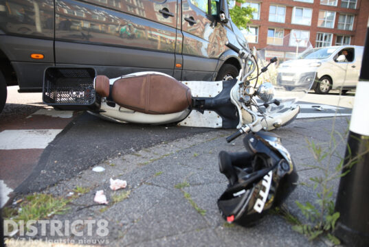 Scooter zwaar beschadigd na botsing met werkbus De La Reyweg Den Haag