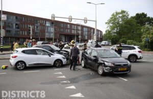 Veel schade en verkeershinder na ongeval met meerdere voertuigen Neherkade Den Haag