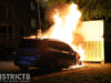 Metershoge vlammen bij brand in geparkeerde auto Middenstede Den Haag