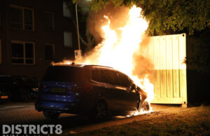 Metershoge vlammen bij brand in geparkeerde auto Middenstede Den Haag