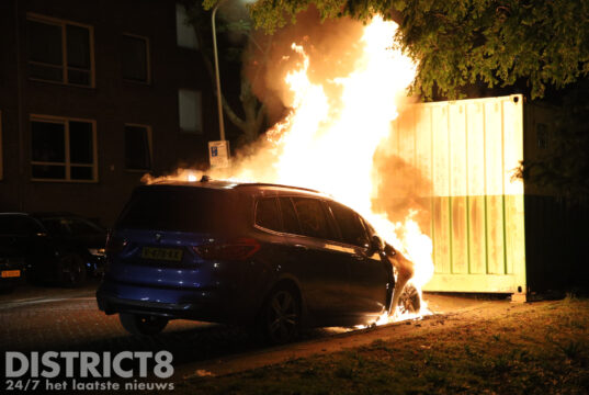 Metershoge vlammen bij brand in geparkeerde auto Middenstede Den Haag