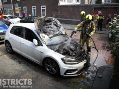 Geparkeerde auto uitgebrand na brandstichting met benzine Laurierstraat Den Haag