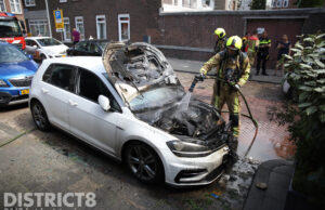 Geparkeerde auto uitgebrand na brandstichting met benzine Laurierstraat Den Haag