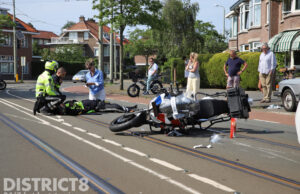 Motoragent zwaargewond na aanrijding met fietser Nieboerweg Den Haag