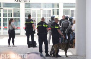 Man (28) aangehouden na verdachte situatie in Stadhuis Den Haag Spui