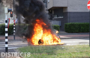 Motorscooter brand volledig uit, schade aan asfalt Dedemsvaartweg Den Haag