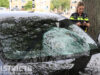 Fietser gewond na aanrijding met auto, voorruit verbrijzeld Volendamlaan Den Haag