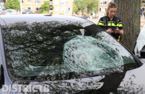 Fietser gewond na aanrijding met auto, voorruit verbrijzeld Volendamlaan Den Haag