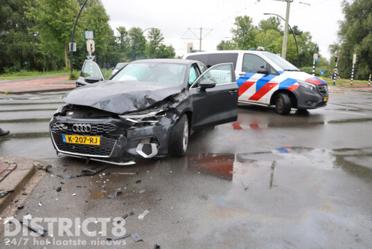 Flinke schade na aanrijding op kruispunt Erasmusweg Den Haag