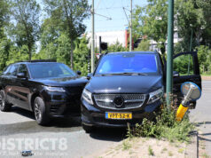 Veel schade na aanrijding tussen auto en busje op kruising Meppelweg Den Haag