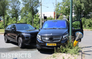 Veel schade na aanrijding tussen auto en busje op kruising Meppelweg Den Haag