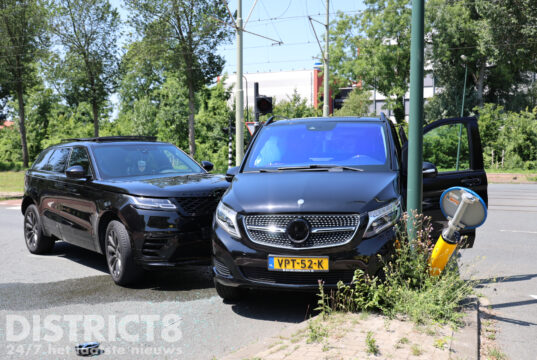 Veel schade na aanrijding tussen auto en busje op kruising Meppelweg Den Haag