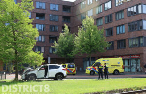 Gewonde nadat personenauto tegen boom botst Laan van Wateringse Veld Den Haag