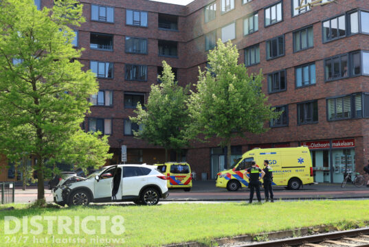 Gewonde nadat personenauto tegen boom botst Laan van Wateringse Veld Den Haag