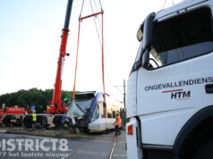Enorme schade na ongeval tussen tram en DHL vrachtwagen Rijswijkse Landingslaan Den Haag