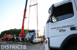 Enorme schade na ongeval tussen tram en DHL vrachtwagen Rijswijkse Landingslaan Den Haag