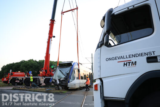 Enorme schade na ongeval tussen tram en DHL vrachtwagen Rijswijkse Landingslaan Den Haag