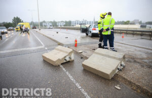 Automobilist vliegt uit de bocht en knalt tegen barriers Koning Willem-Alexanderviaduct Den Haag