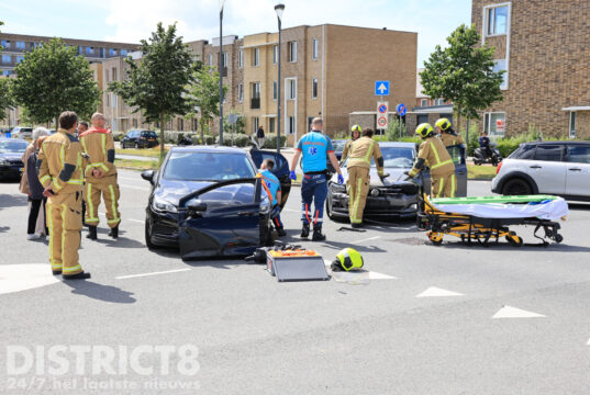 Bestuurder uit auto bevrijd na ongeval met andere auto Laan van ’t Haantje Rijswijk
