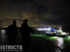 Motorpech legt zeiljacht stil tussen havenhoofden, KNRM sleept schip haven in Scheveningen