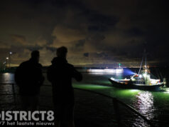 Motorpech legt zeiljacht stil tussen havenhoofden, KNRM sleept schip haven in Scheveningen