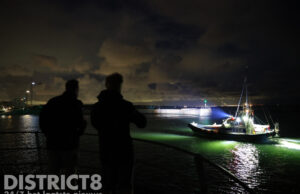 Motorpech legt zeiljacht stil tussen havenhoofden, KNRM sleept schip haven in Scheveningen