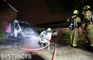 Twee voertuigen zwaar beschadigd na brand Van Swietenstraat De Lier