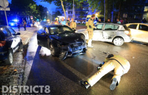 Gewonde en veel schade bij aanrijding tussen twee auto’s Beresteinlaan Den Haag