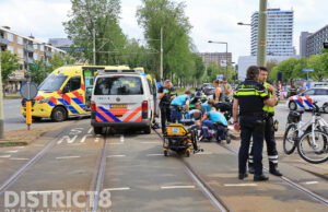Scooterrijder rijdt politieagent aan en gaat ervandoor Papsouwselaan Delft