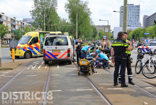 Scooterrijder rijdt politieagent aan en gaat ervandoor Papsouwselaan Delft