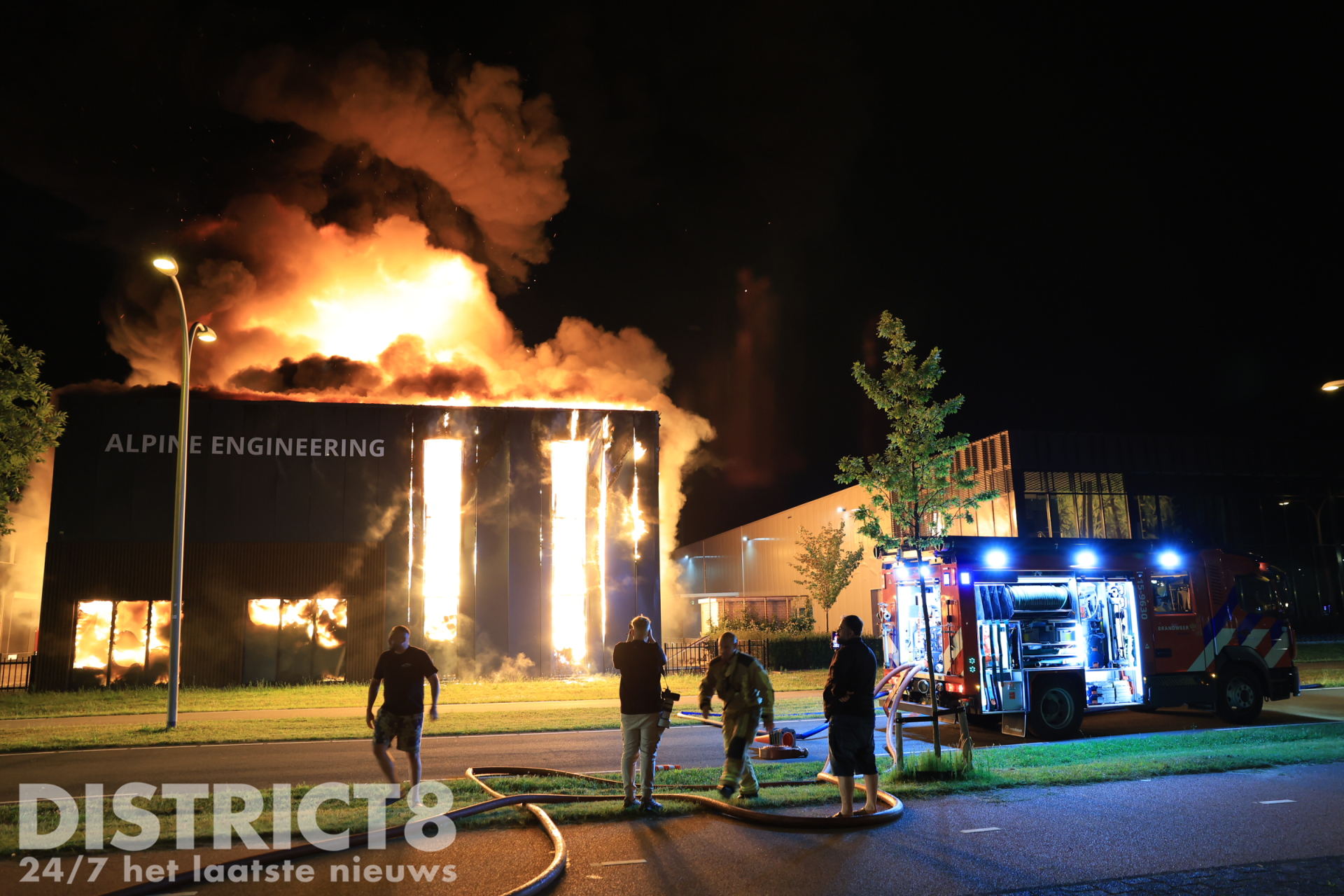 Bedrijfspand volledig verwoest bij zeer grote brand Kleijweg Den Hoorn