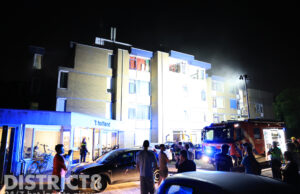 Veel rookontwikkeling en tientallen mensen op straat bij brand in woning Oranjehof Pijnacker
