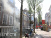 Zwarte rookontwikkeling bij brand in keuken van lunchroom Markt Delft
