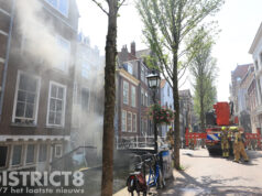 Zwarte rookontwikkeling bij brand in keuken van lunchroom Markt Delft