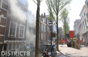 Zwarte rookontwikkeling bij brand in keuken van lunchroom Markt Delft