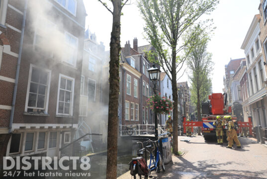 Zwarte rookontwikkeling bij brand in keuken van lunchroom Markt Delft