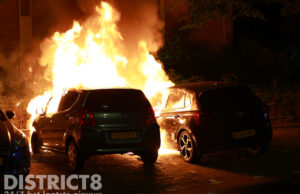 Brandende jerrycan aangetroffen naast brandende auto’s: politie doet onderzoek Margarethaland Den Haag