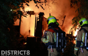 Bouwkeet op terrein van imker volledig verwoest na brand Middelweg Delft