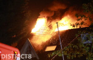 Uitslaande brand op dak van woning na blikseminslag Wittenburgerweg Wassenaar