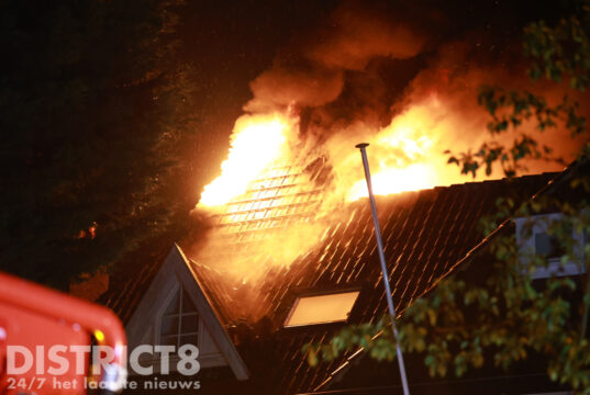 Uitslaande brand op dak van woning na blikseminslag Wittenburgerweg Wassenaar