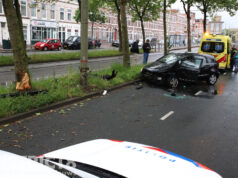 Automobiliste vliegt over de kop na eenzijdig ongeval Loosduinseweg Den Haag