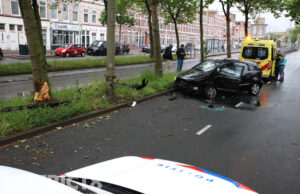 Automobiliste vliegt over de kop na eenzijdig ongeval Loosduinseweg Den Haag