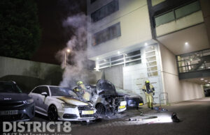 Twee geparkeerde auto’s in brand op parkeerplaats van flats Erasmusweg Den Haag