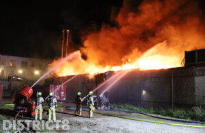 Enorme rookontwikkeling bij ‘zeer grote brand’ in pand Schokkerweg Den Haag