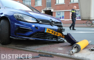 Automobilist vlucht te voet na eenzijdig ongeval met veel schade Hoefkade Den Haag