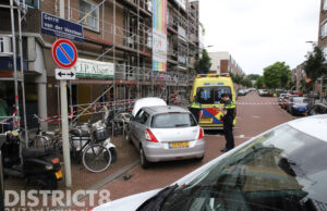 Automobiliste schiet rechtdoor en ramt geparkeerde fietsen Gerrit van der Veenlaan Den Haag