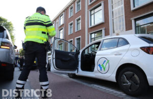Scooterrijder gewond na aanrijding met openslaande autodeur Melis Stokelaan Den Haag