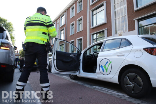 Scooterrijder gewond na aanrijding met openslaande autodeur Melis Stokelaan Den Haag