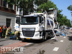 Vuilniswagen dumpt afval op straat na brand in vuilniswagen Beeklaan Den Haag